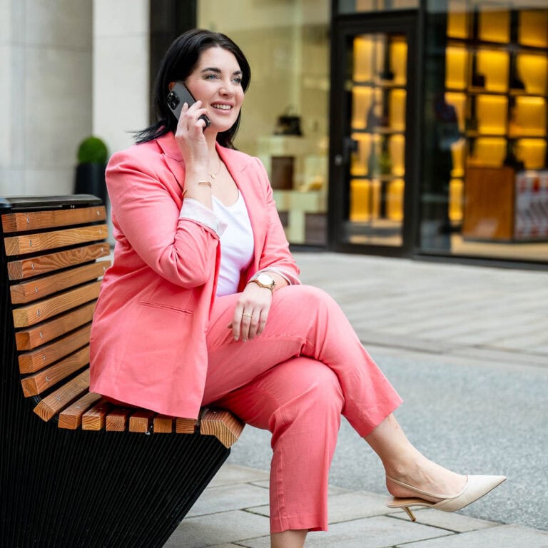 Businessfotograf Hamburg Business Portrait in der City mit Smartphone
