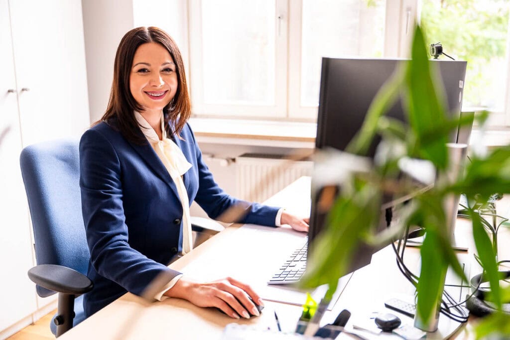 Mitarbeiterin am Arbeitsplatz